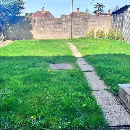 Lush House Close To Ashford Town Centre With Driveway 외부 사진