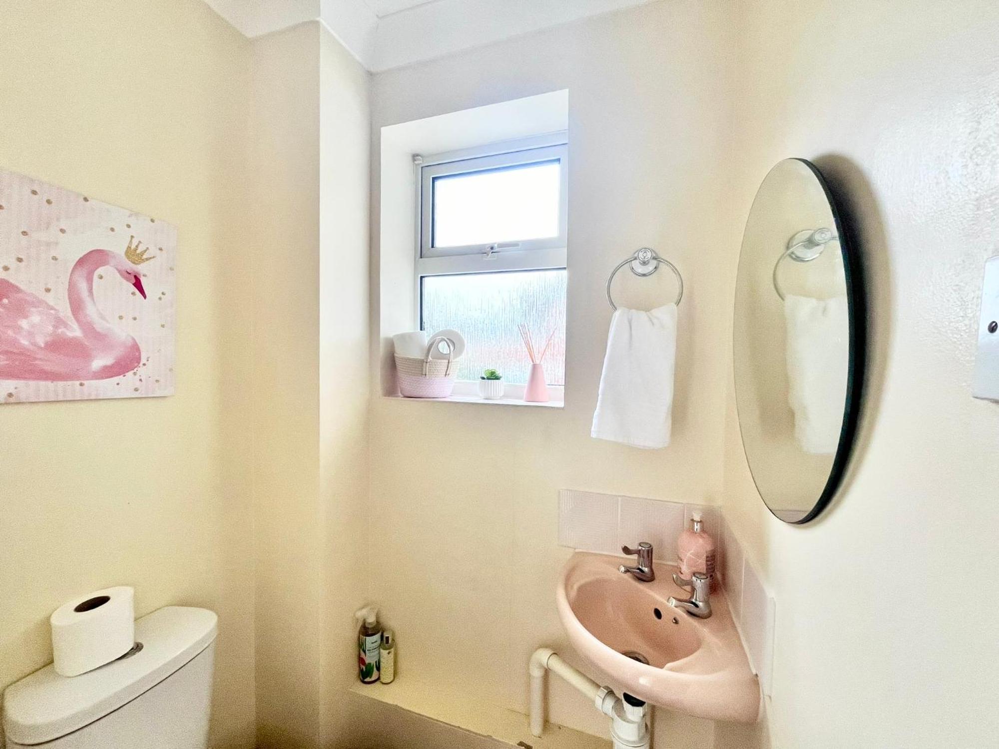Lush House Close To Ashford Town Centre With Driveway 외부 사진
