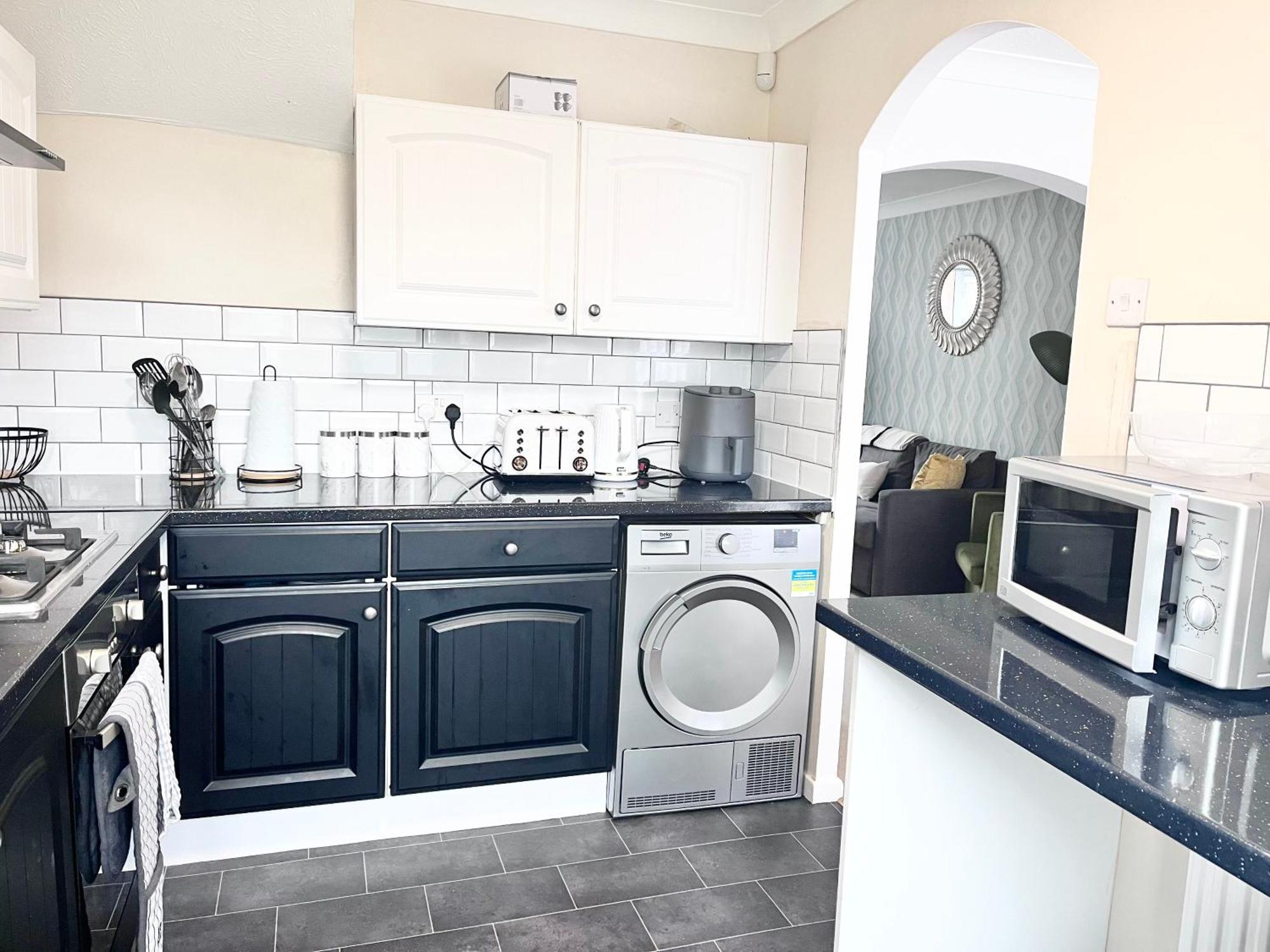 Lush House Close To Ashford Town Centre With Driveway 외부 사진