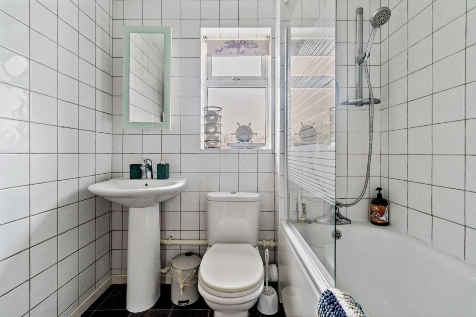 Lush House Close To Ashford Town Centre With Driveway 외부 사진