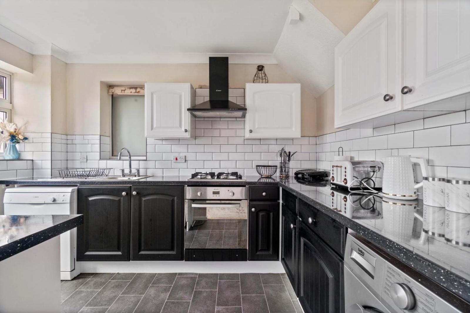Lush House Close To Ashford Town Centre With Driveway 외부 사진
