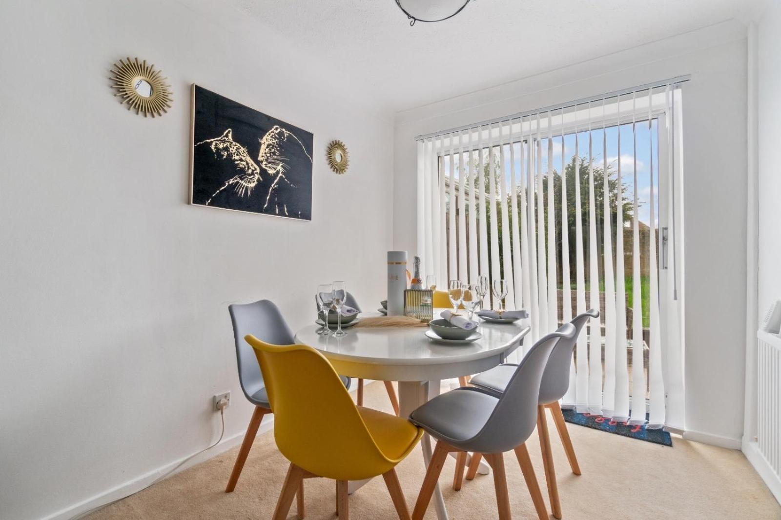 Lush House Close To Ashford Town Centre With Driveway 외부 사진